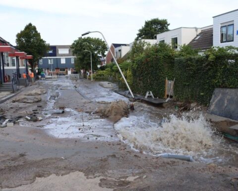 Grote waterlekkage zorgt voor overlast in Noordwijkerhout na graafwerkzaamheden