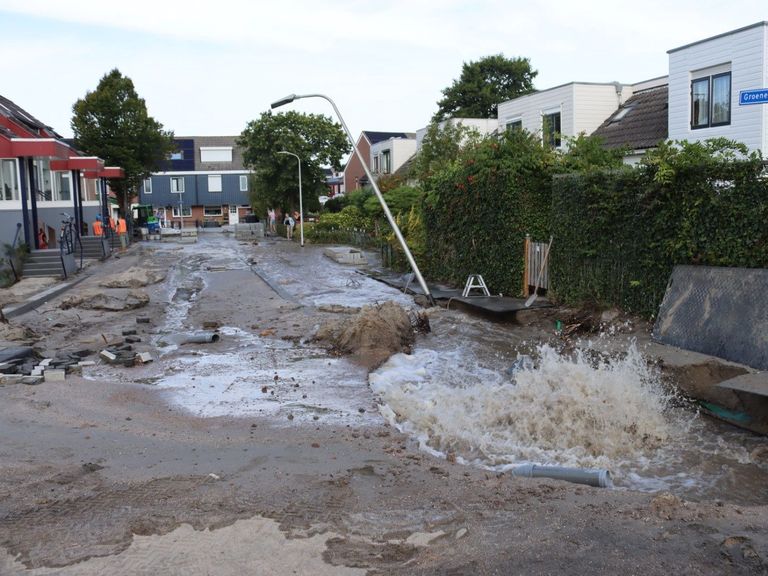 Grote waterlekkage zorgt voor overlast in Noordwijkerhout na graafwerkzaamheden
