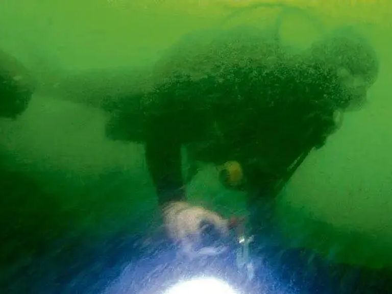 Hobbyduikers ontdekken precieze locatie van middeleeuws kasteel in Markermeer