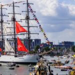 Hoge zeilschepen vertrekken uit Amsterdam tijdens jaarlijkse Sail-Out parade
