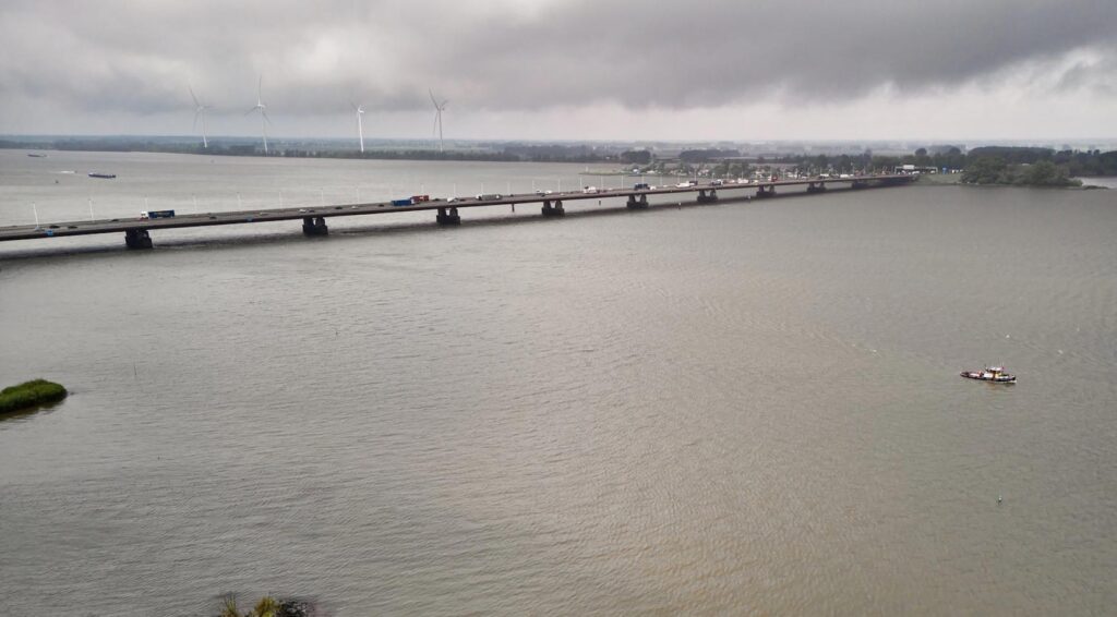 Hongaarse vrachtwagenchauffeur springt van brug op A16 in Dordrecht, veroorzaakt grote onrust