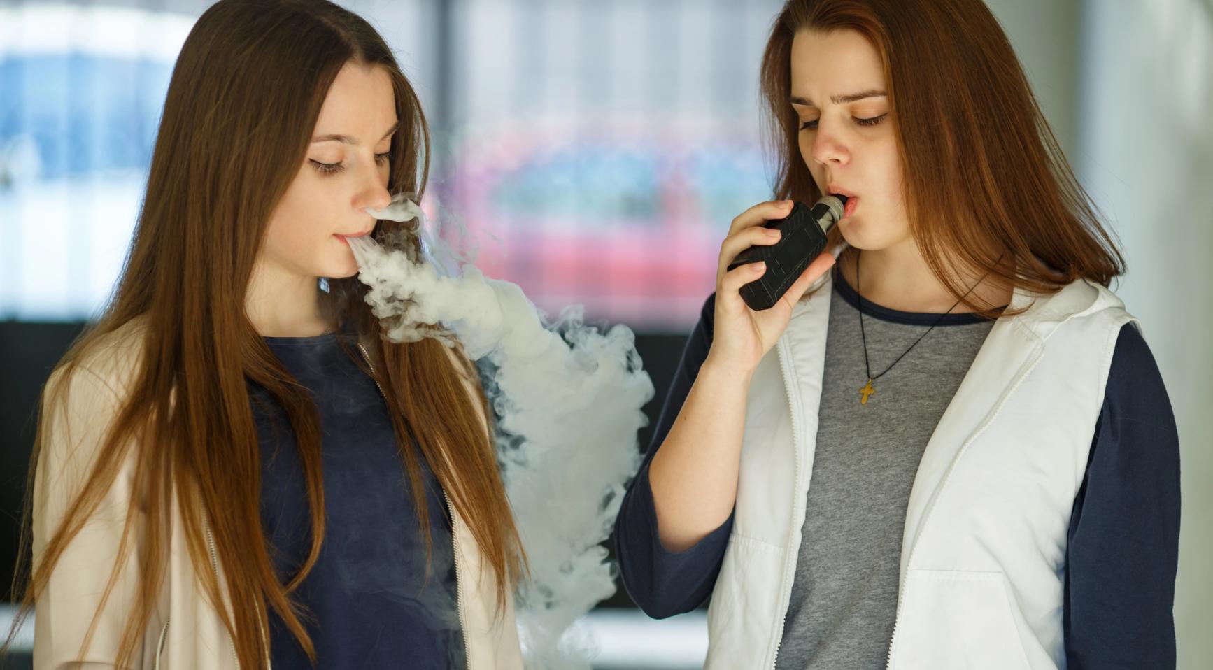 Illegale gearomatiseerde vapes uit China overspoelen de Nederlandse markt, tieners opgenomen in het ziekenhuis