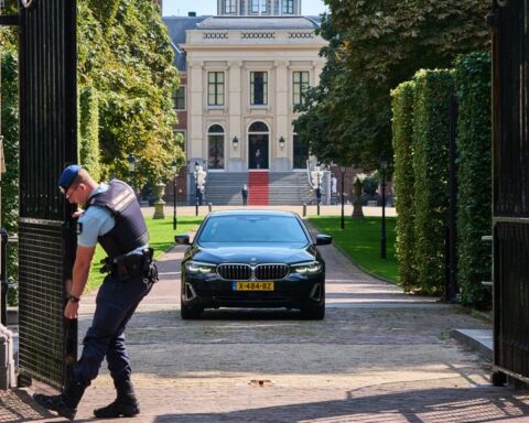 Kabinet verkent oplossingen voor crisis: hulp van oppositie of Tjeenk Willink inschakelen