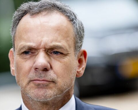 Kamerdebat over Gaza uitgesteld, druk op minister Veldkamp neemt toe