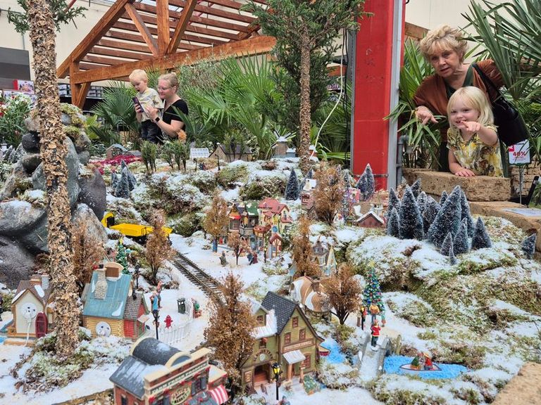 Kerstman op arrenslee aanwezig in tuincentrum Zoetermeer