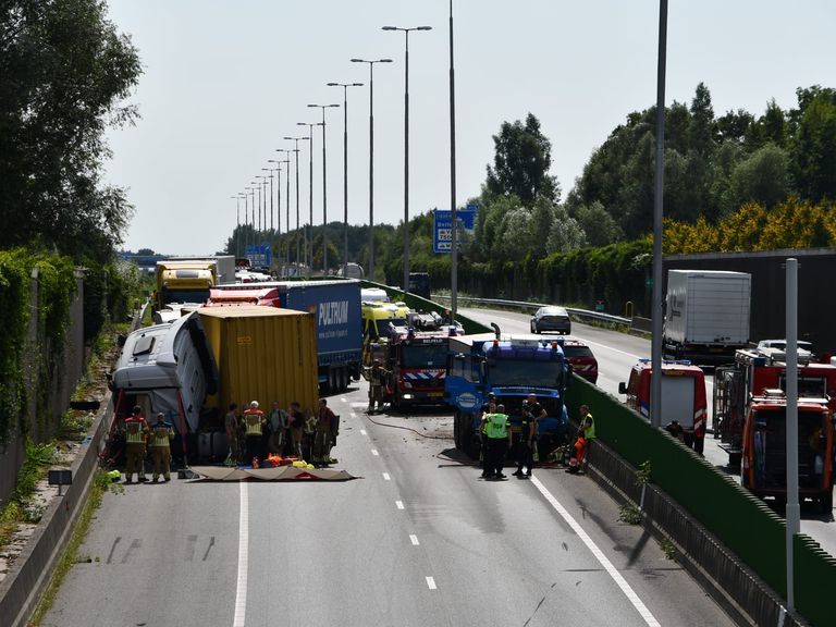 Lange files na ernstige ongelukken op snelwegen in Limburg en Brabant