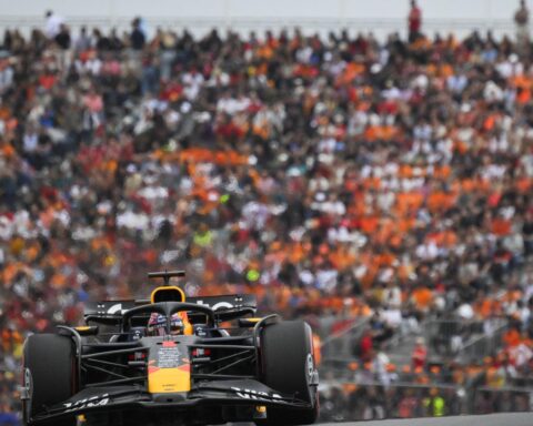 Max Verstappen eindigt als tweede in de Nederlandse Grand Prix na late uitvalbeurt van Lando Norris