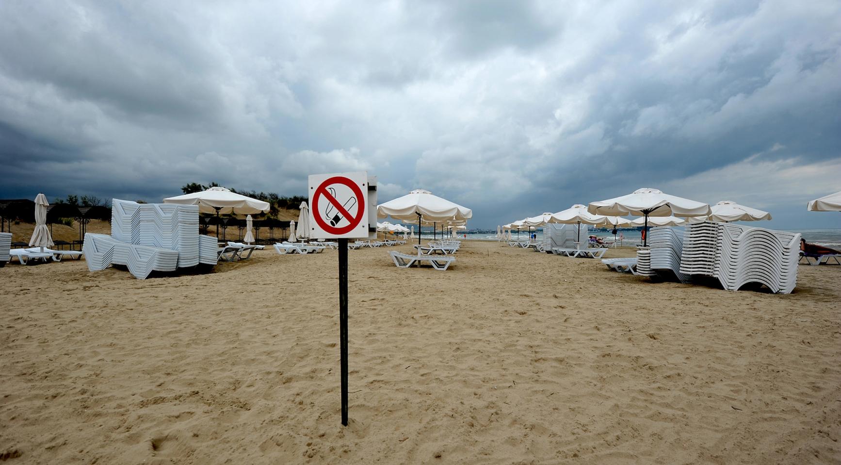 Meerderheid van Nederlanders steunt rookverbod op stranden tegen zwerfvuil