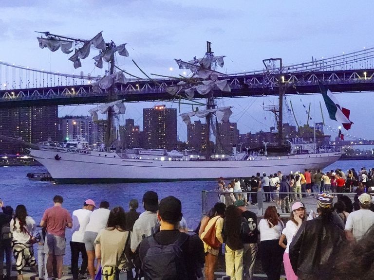 Mexicaans zeilschip dat tegen Brooklyn Bridge botste, mist SAIL evenement
