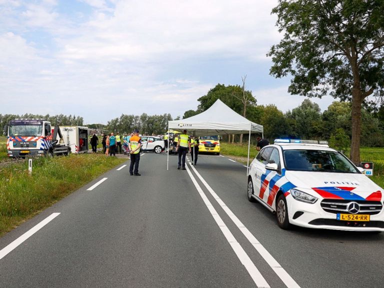 Motoragent (39) komt om bij aanrijding met auto op N236 bij Weesp, bestuurder aangehouden