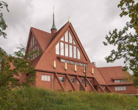 Nederlands bedrijf verplaatst 113 jaar oude, 670 ton zware Zweedse kerk naar nieuwe locatie