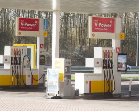 Nederlandse overheid stelt verhoging accijns op brandstof met een jaar uit