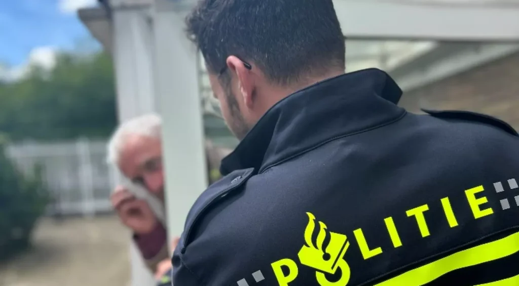 Nederlandse politie lanceert nieuwe campagne om ouderen beter te waarschuwen tegen neppolitie