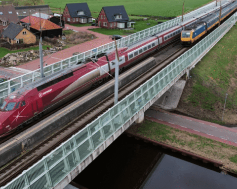 Nederlandse regering aanklaagt aannemer om problemen met treinverbinding tussen Rotterdam en Schiphol