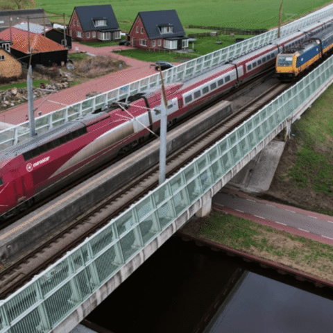 Nederlandse regering aanklaagt aannemer om problemen met treinverbinding tussen Rotterdam en Schiphol