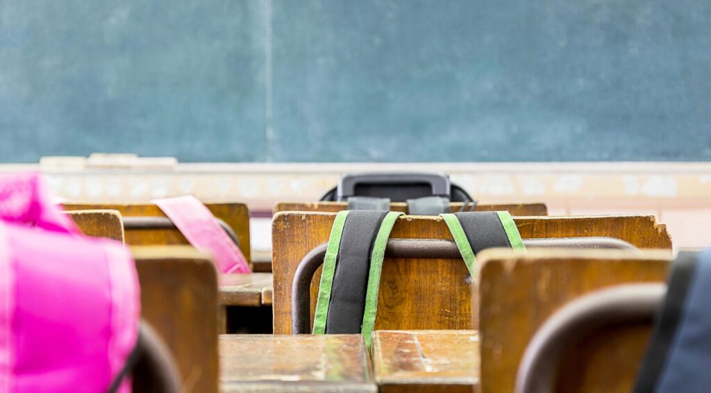Nederlandse scholen openen met veel studenten die nog steeds leerboeken missen