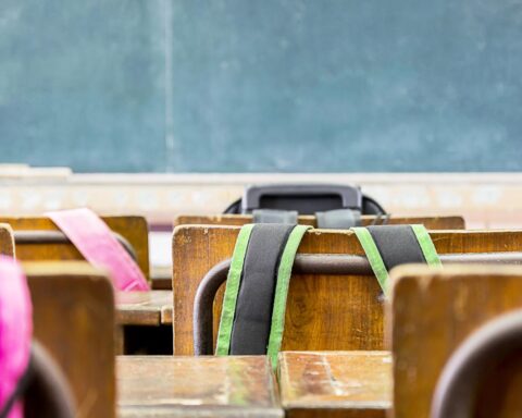 Nederlandse scholen openen met veel studenten die nog steeds leerboeken missen