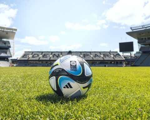Nederlandse stichting klaagt FIFA en KNVB aan voor schade aan voetballers door transferregels