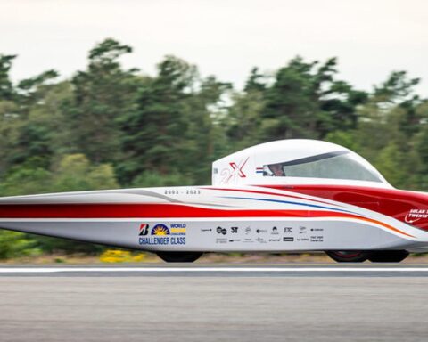 Nederlandse teams stralen terwijl Delft eerste en Twente tweede wordt in World Solar Challenge