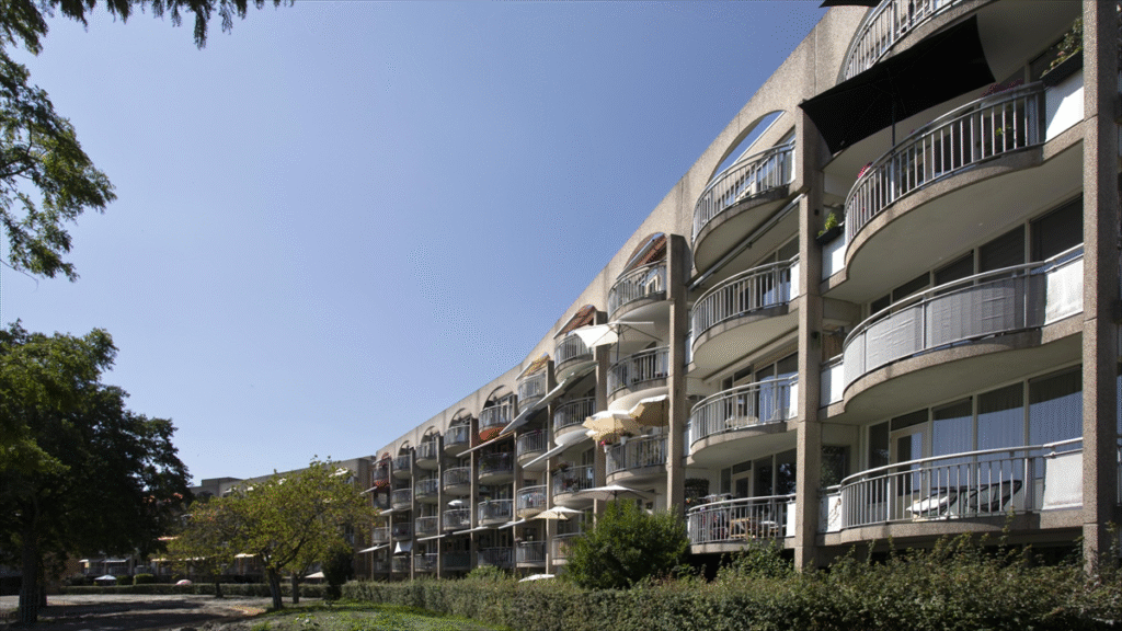 NLV verduurzamt 103 sociale huurappartementen in Zoetermeer met hybride warmtepompen en zonnepanelen
