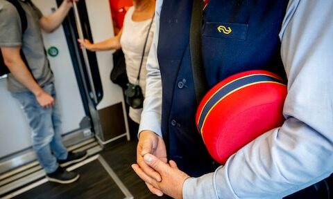 NS mag conducteur die verboden stroomstootwapen gebruikte in dienst houden