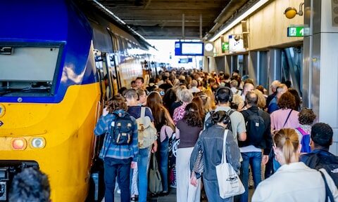 NS verwacht drukte in september en raadt reizigers alternatieve treinen aan