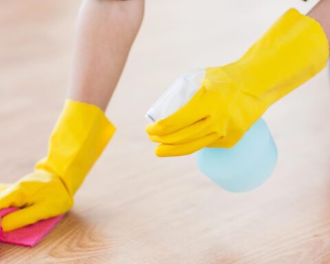 Onderzoek onthult wijdverspreid misbruik van ongedocumenteerde schoonmakers in Nederland