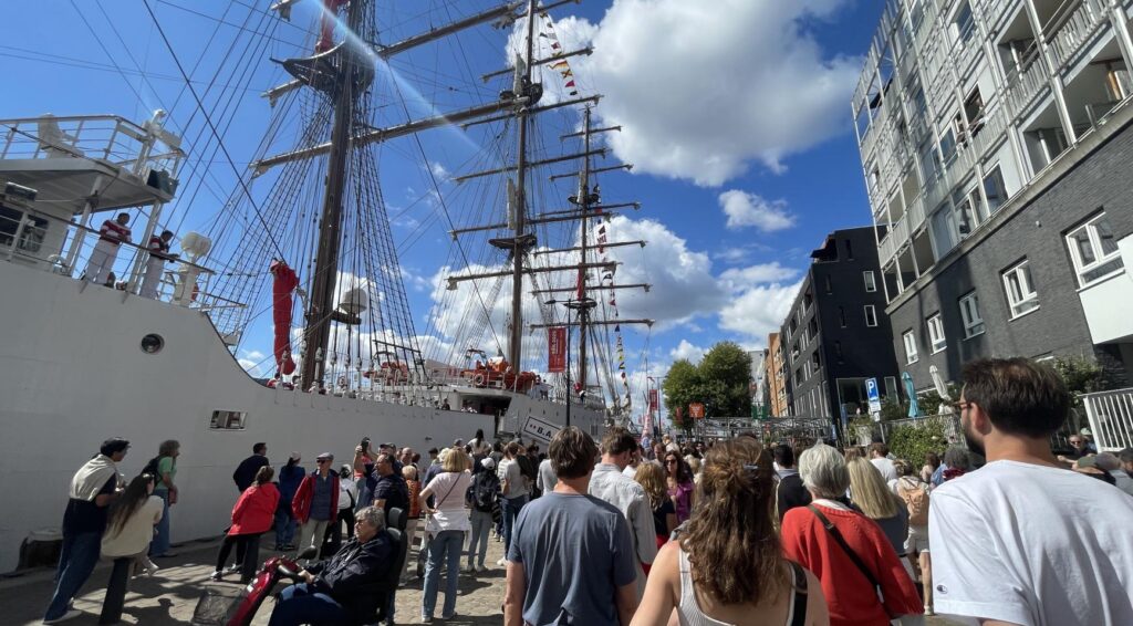 Ongeveer 2,5 miljoen mensen vieren SAIL in Amsterdam terwijl tall ships vertrekken