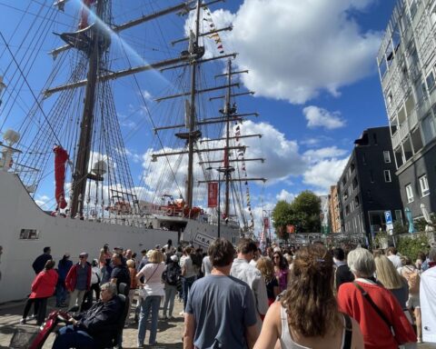 Ongeveer 2,5 miljoen mensen vieren SAIL in Amsterdam terwijl tall ships vertrekken
