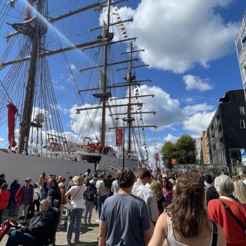 Ongeveer 2,5 miljoen mensen vieren SAIL in Amsterdam terwijl tall ships vertrekken