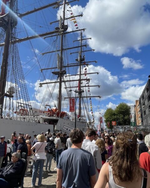 Ongeveer 2,5 miljoen mensen vieren SAIL in Amsterdam terwijl tall ships vertrekken