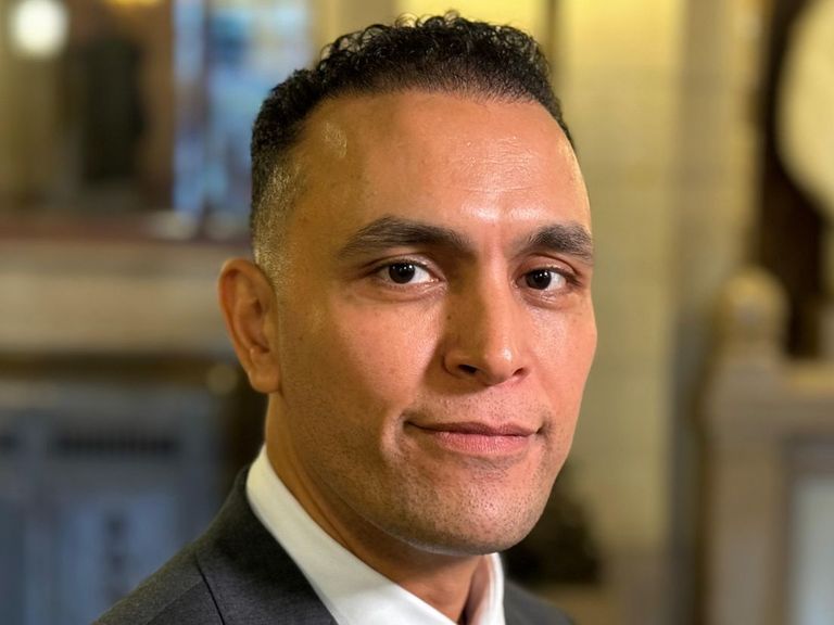 Openbaar Ministerie vindt geen bewijs van brandstichting door Rotterdamse wethouder Achbar