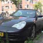Overwoekerde Porsche Carrera staat al anderhalf jaar onaangeroerd geparkeerd in Amsterdam