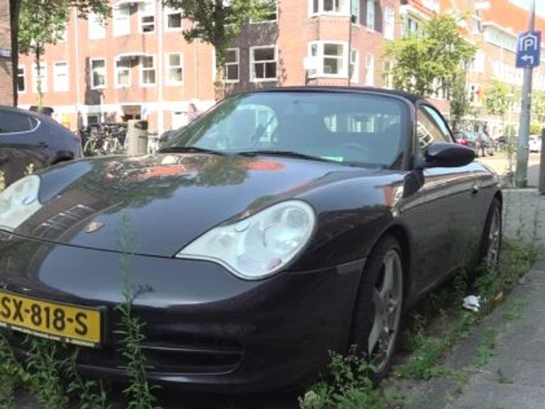 Overwoekerde Porsche Carrera staat al anderhalf jaar onaangeroerd geparkeerd in Amsterdam