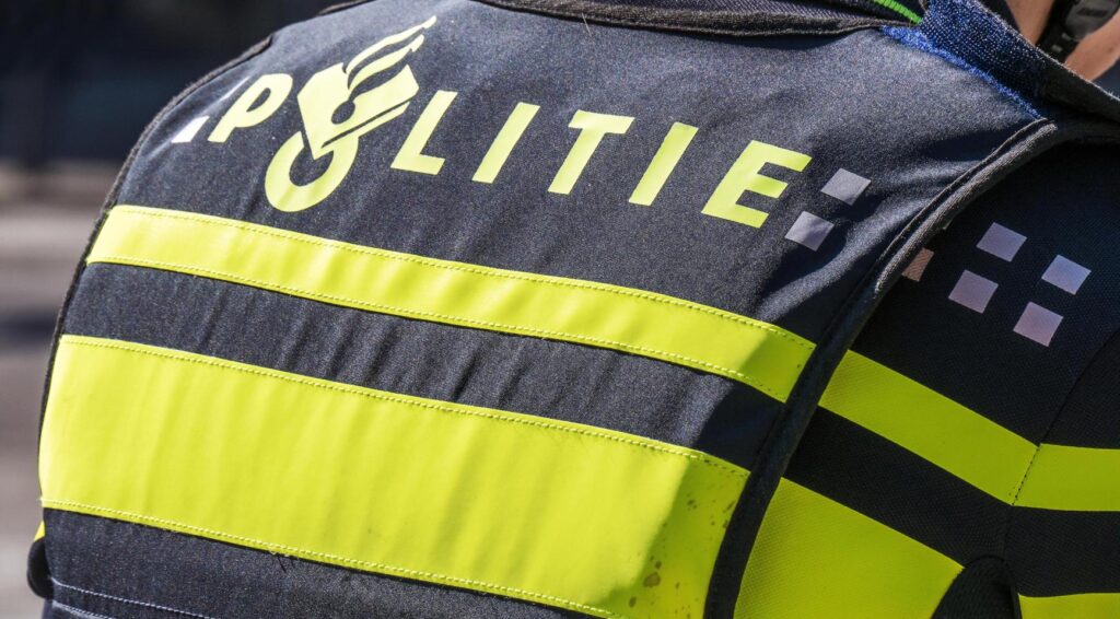 Politie breekt raam om blaffende hond uit auto in Den Haag te redden