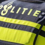 Politie breekt raam om blaffende hond uit auto in Den Haag te redden