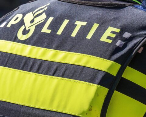 Politie breekt raam om blaffende hond uit auto in Den Haag te redden