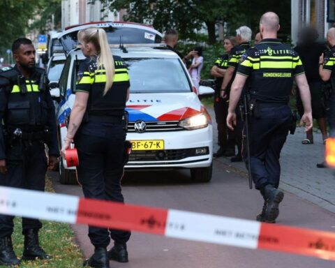 Politie gebruikt wapenstok tegen agressieve omstanders bij steekpartij in Den Haag