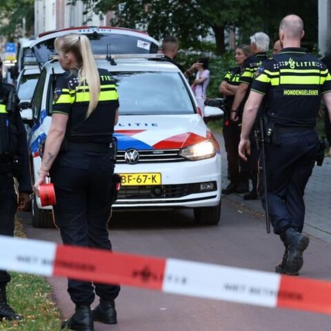 Politie gebruikt wapenstok tegen agressieve omstanders bij steekpartij in Den Haag
