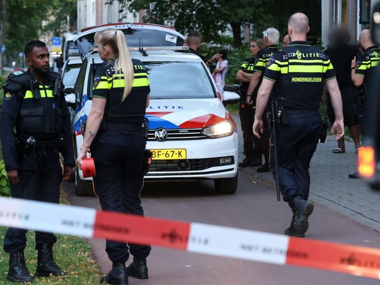 Politie gebruikt wapenstok tegen agressieve omstanders bij steekpartij in Den Haag