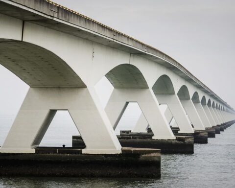 Politie redt man na twaalf uur opgesloten te zijn in Zeelandbrug