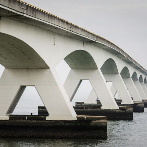Politie redt man na twaalf uur opgesloten te zijn in Zeelandbrug