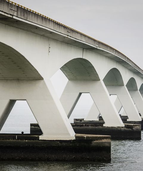 Politie redt man na twaalf uur opgesloten te zijn in Zeelandbrug