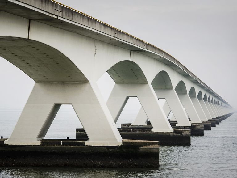 Politie redt man na twaalf uur opgesloten te zijn in Zeelandbrug