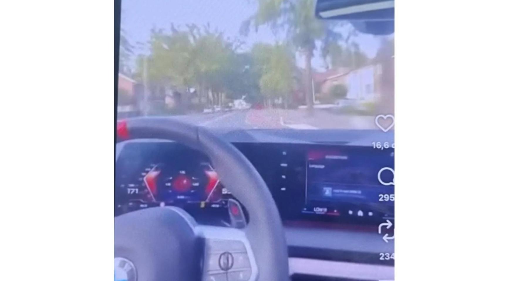 Politie zoekt BMW-bestuurder die zichzelf filmt terwijl hij snelheidsovertredingen begaat in Hoensbroek