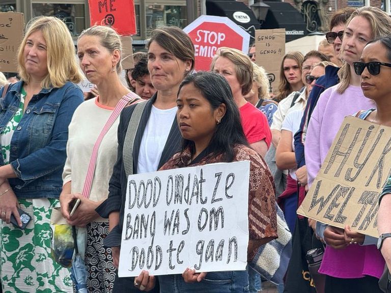 Protestmars in Groningen tegen femicide: 'Blijf met je klauwen van vrouwen'