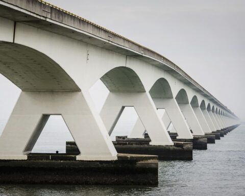 Provincie Zeeland vervolgt man die urenlang vastzat in Zeelandbrug
