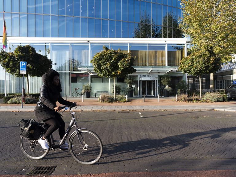 Raadslid in Almere verliest zetel wegens niet gemeld verblijf buiten gemeente