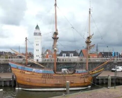 Replica van het schip van Willem Barentsz naar Sail Amsterdam