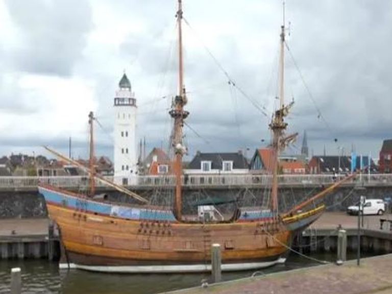 Replica van het schip van Willem Barentsz naar Sail Amsterdam